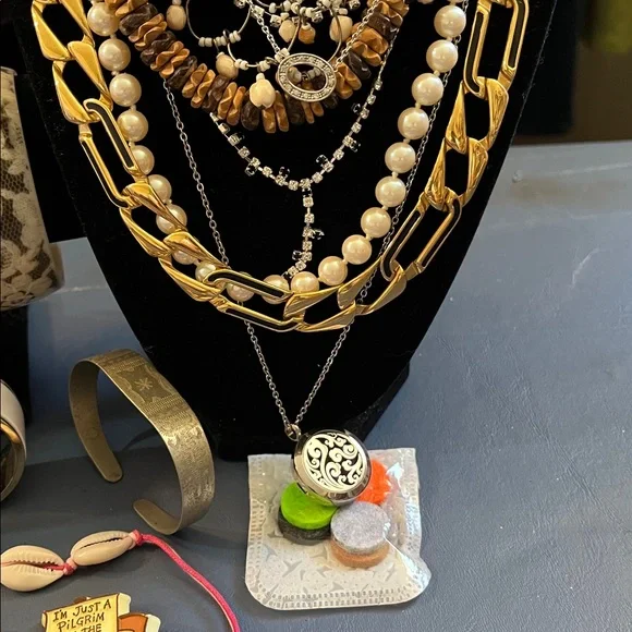 All wearable vintage to now jewelry lot, 0228A - Picture 9 of 15